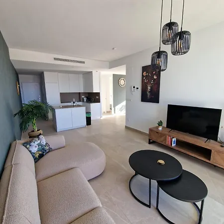 Luxury Apartment *